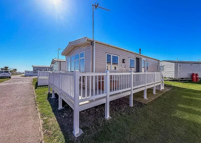 Modern 6 Berth Caravan With Free Wifi Nearby Pakefield Beach Ref 68028Cr