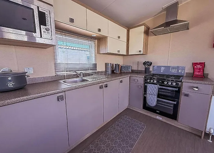 Modern 6 Berth Caravan With Free Wifi Nearby Pakefield Beach Ref 68028Cr