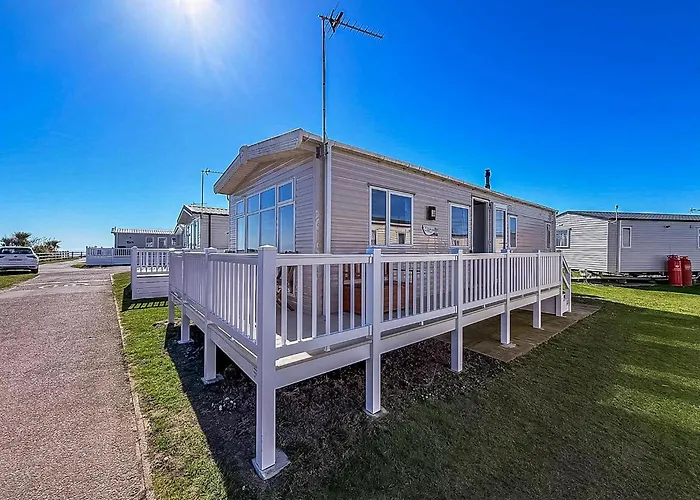 Modern 6 Berth Caravan With Free Wifi Nearby Pakefield Beach Ref 68028Cr