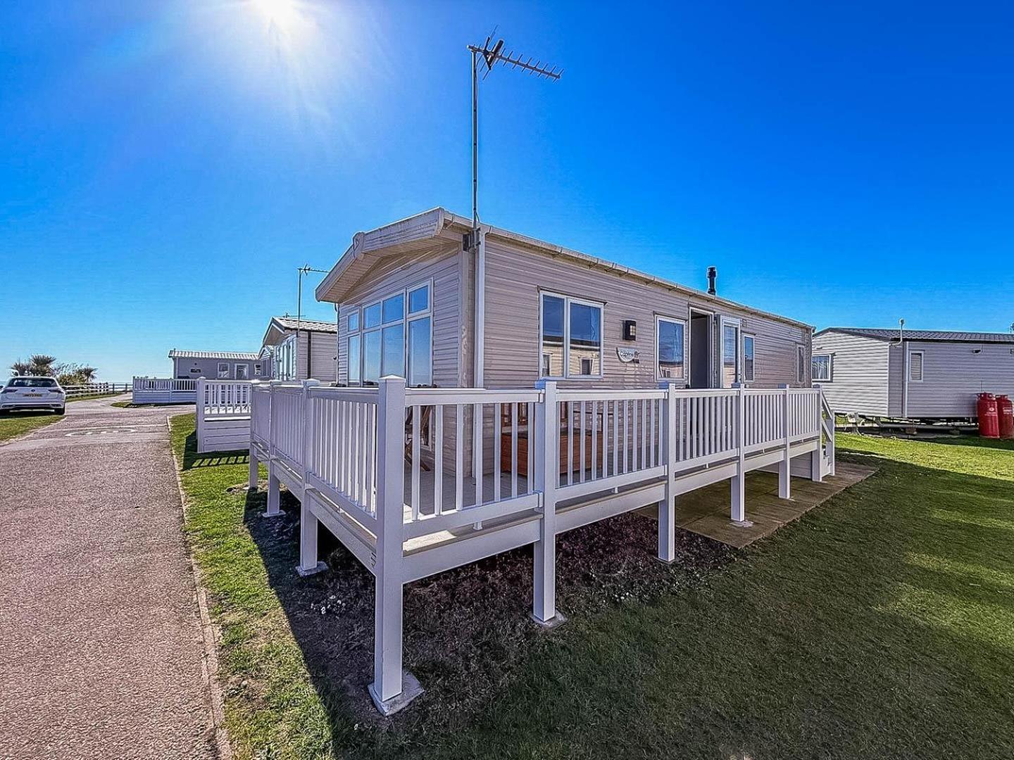 Modern 6 Berth Caravan With Free Wifi Nearby Pakefield Ref 68028cr Campsite