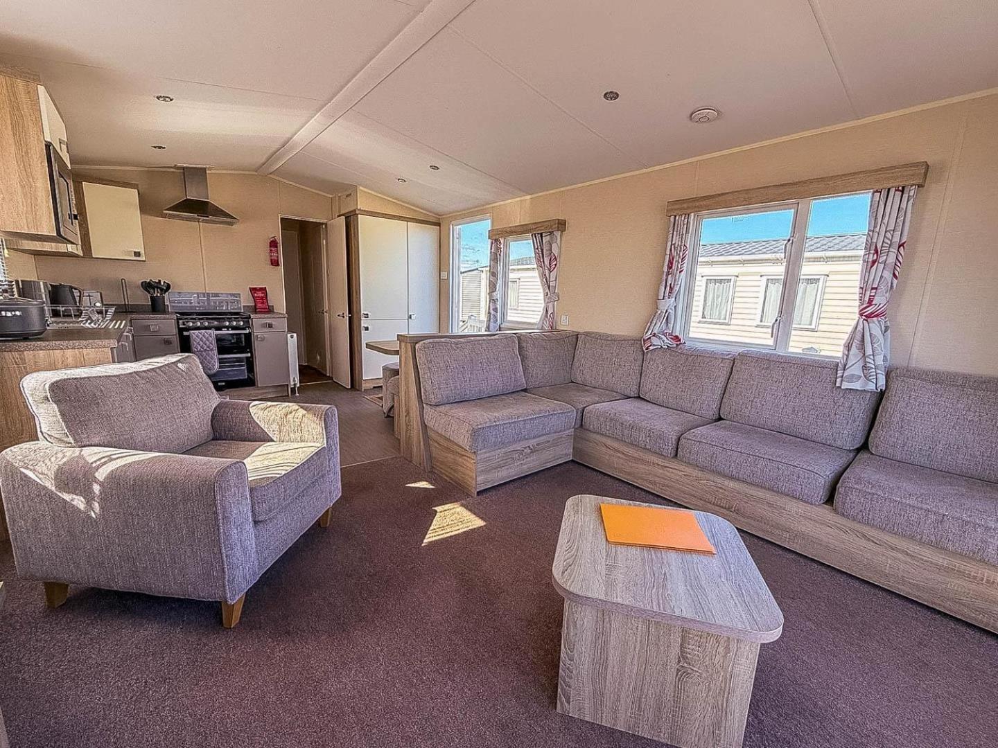 Modern 6 Berth Caravan With Free Wifi Nearby Pakefield Ref 68028cr Campsite *