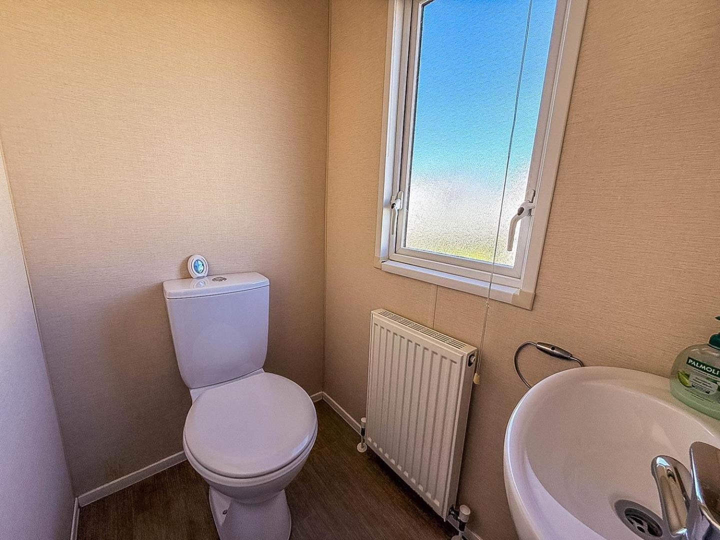 Campsite Modern 6 Berth Caravan With Free Wifi Nearby Pakefield Ref 68028cr Lowestoft