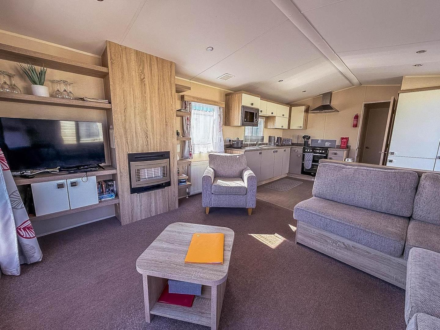 Modern 6 Berth Caravan With Free Wifi Nearby Pakefield Ref 68028cr
