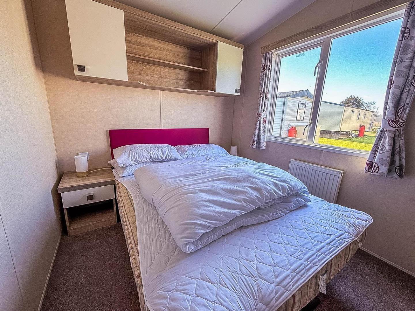 Modern 6 Berth Caravan With Free Wifi Nearby Pakefield Ref 68028cr Campsite *