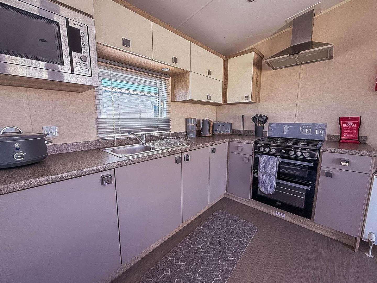 Campsite Modern 6 Berth Caravan With Free Wifi Nearby Pakefield Ref 68028cr Lowestoft