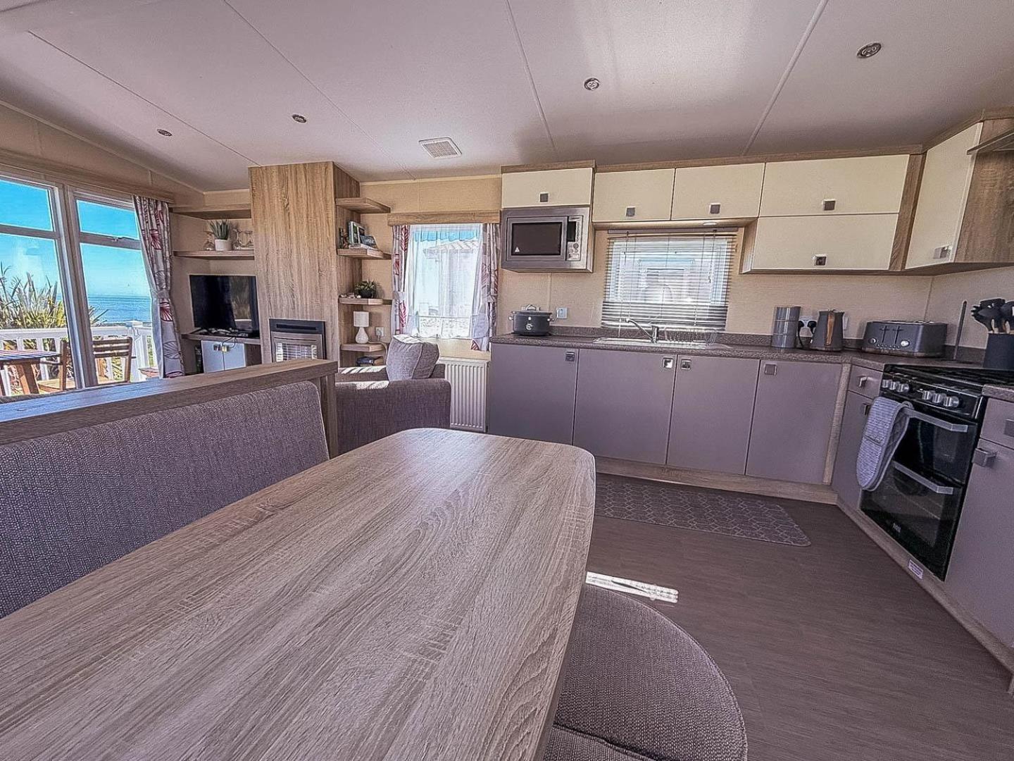 Modern 6 Berth Caravan With Free Wifi Nearby Pakefield Ref 68028cr Lowestoft