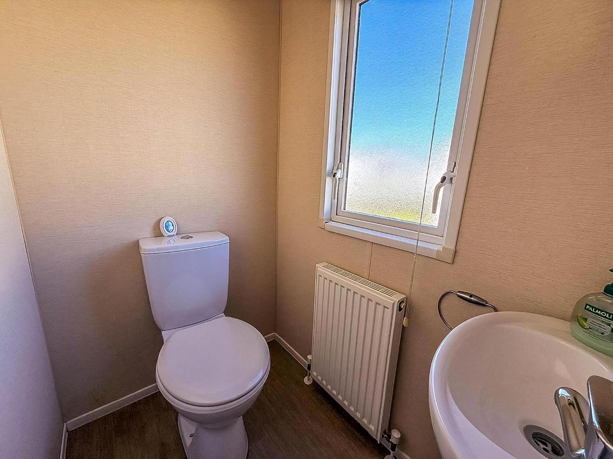 Modern 6 Berth Caravan With Free Wifi Nearby Pakefield Ref 68028cr *