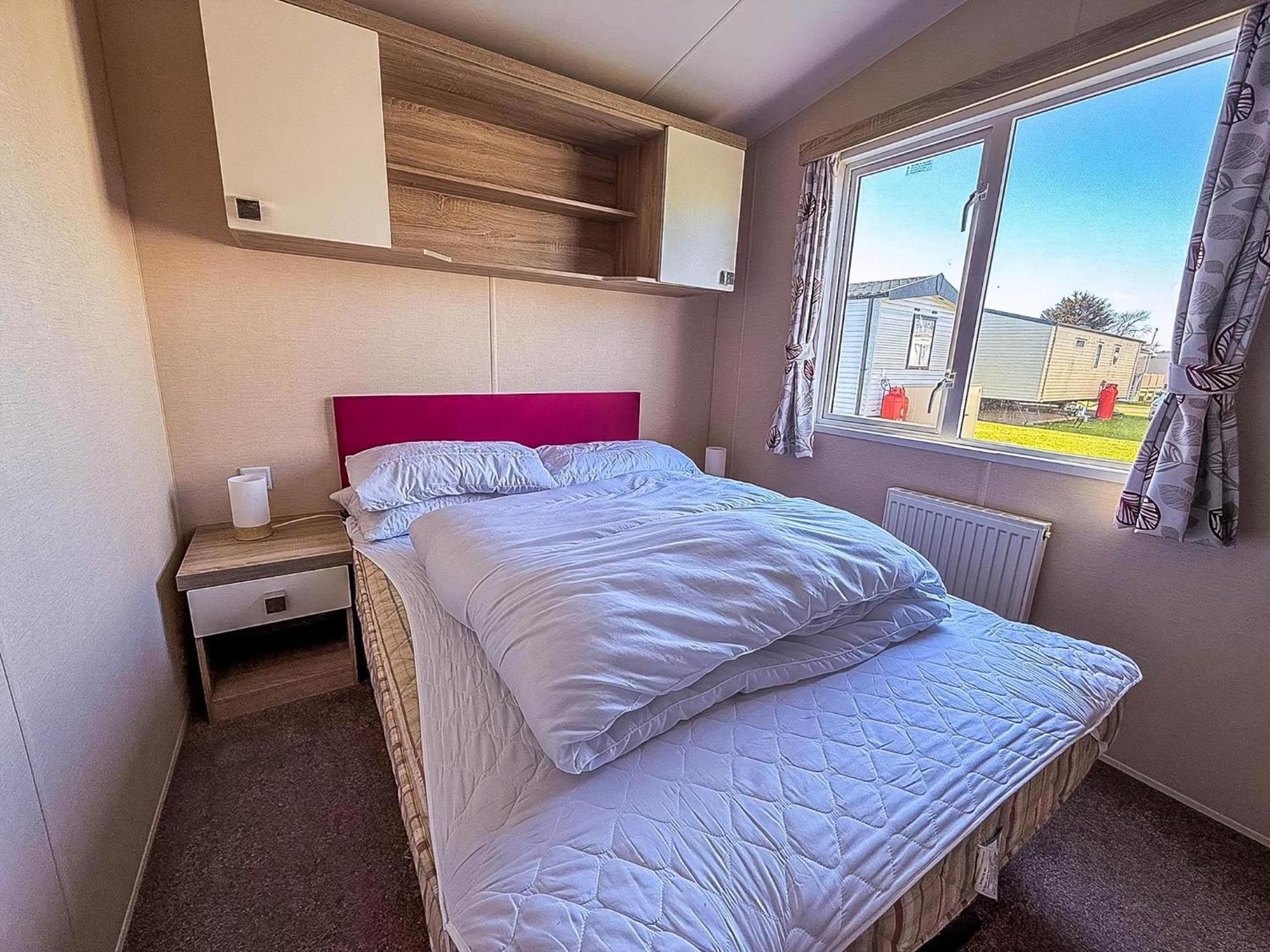 Modern 6 Berth Caravan With Free Wifi Nearby Pakefield Ref 68028cr * Lowestoft