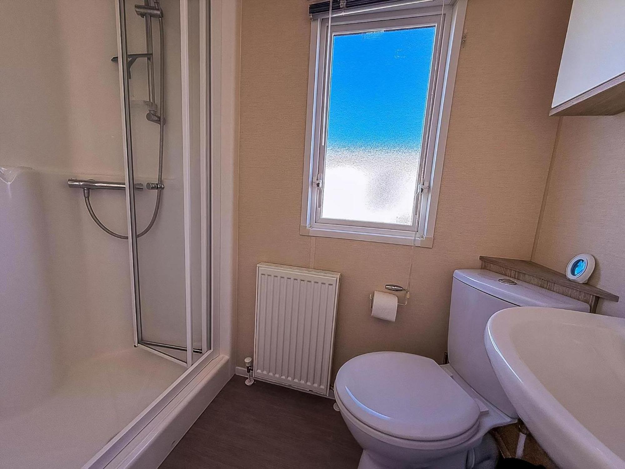 Modern 6 Berth Caravan With Free Wifi Nearby Pakefield Ref 68028cr Campsite Lowestoft