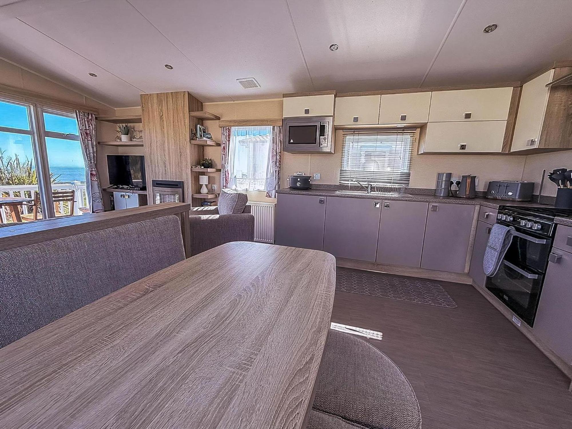 Campsite Modern 6 Berth Caravan With Free Wifi Nearby Pakefield Ref 68028cr *
