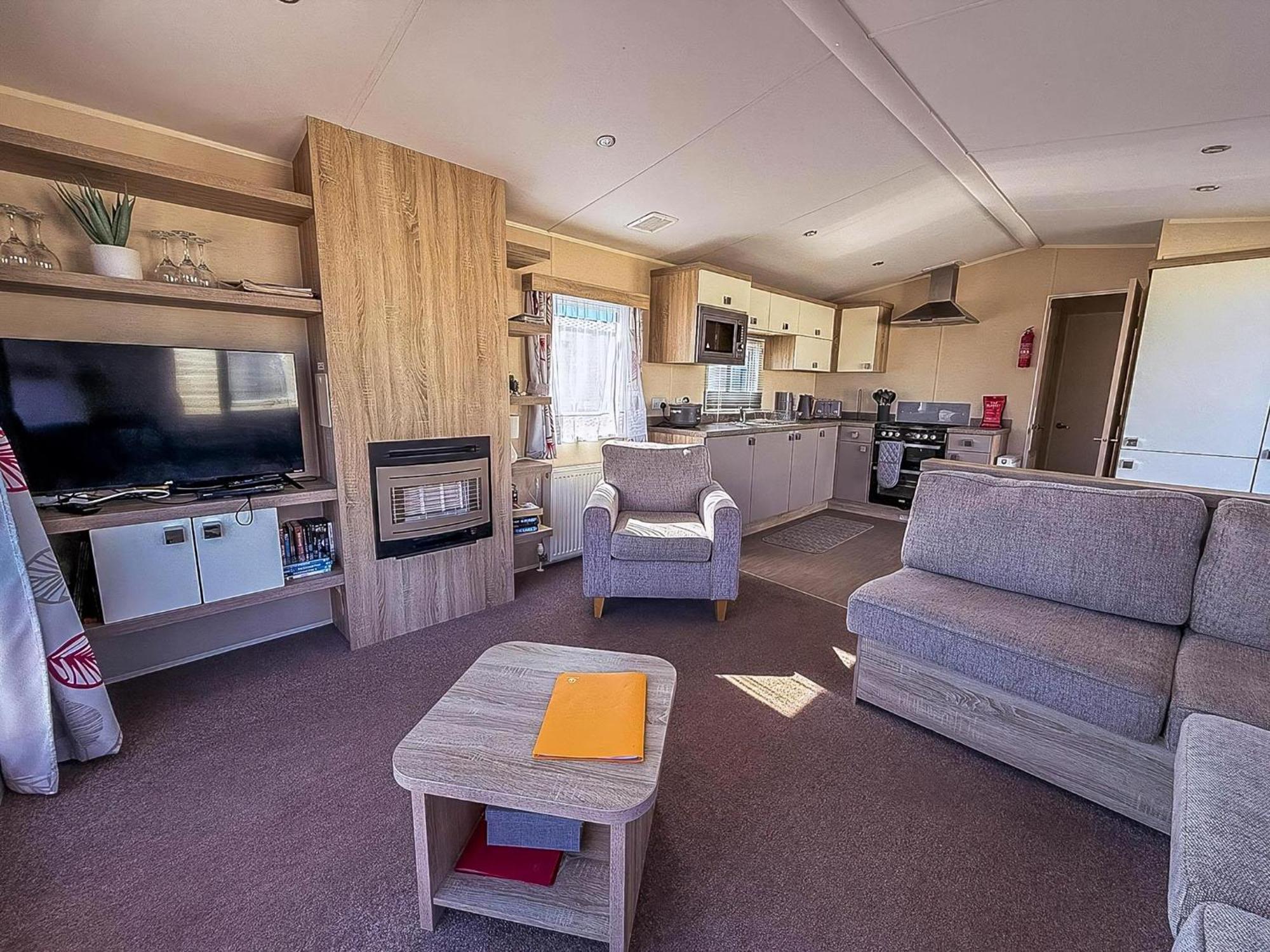 Modern 6 Berth Caravan With Free Wifi Nearby Pakefield Ref 68028cr * Lowestoft